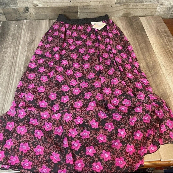 NWT LuLaRoe Lucy skirt • Small - Picture 1 of 6